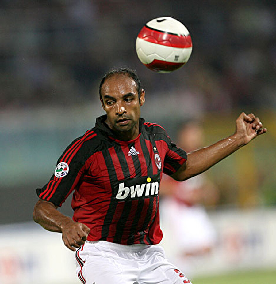 
                                    
                                    2009 Nisan ayında Milan ile yollarını ayıran Emerson bir süre kulüpsüz kaldı. Emerson 1 Temmuz 2009'da Brezilya ekibi Santos'a imza attı.
                                
                                