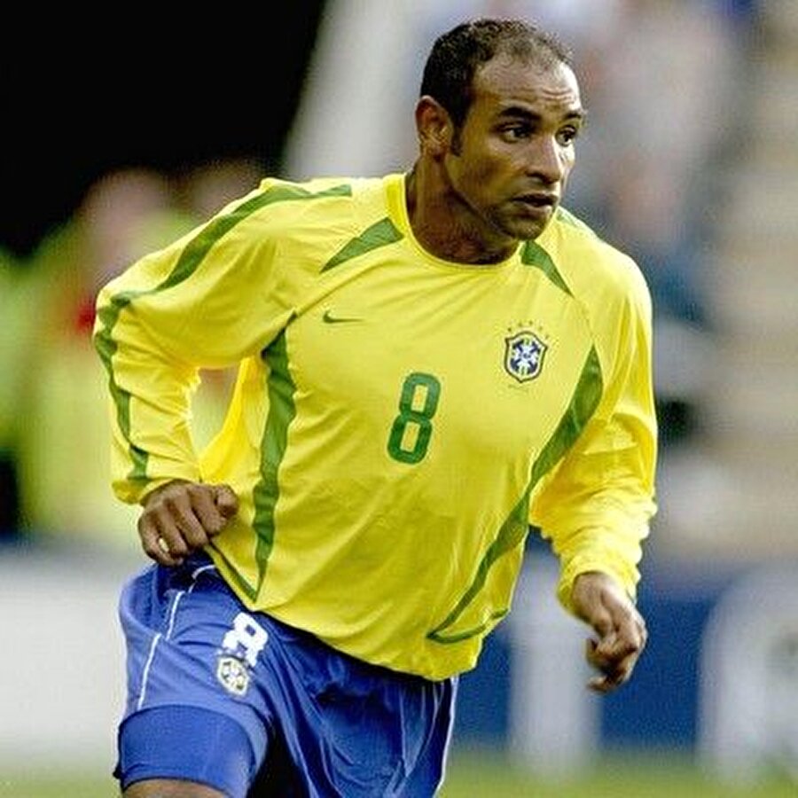
                                    
                                    Kariyeri boyunca Brezilya Milli Takımı formasını 75 kez giyen Emerson; 1999'da Copa Amerika Kupası'nı kaldırdı. Emerson'lu Brezilya 2001'de de Copa Amerika'yı müzesine götürdü.
                                
                                