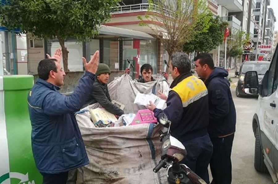 Kimliği belirlenemeyen bir kişi hazırlanan postaları alıp gitti.