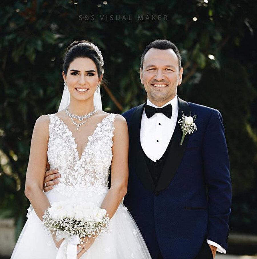 Evlendiler!
Ocak ayının son günlerinde Bülent Kurbanzade'nin kızı Avukat Nazlı Kurbanzade ile aile arasında nişan yapan ikili, dün akşam Beşiktaş'taki Swissotel'de nikah masasına oturdu.