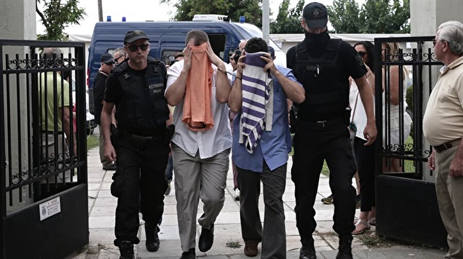 Yunanistan'da FETÖ operasyonu

                                    Yunanistan'a sığınan Fetullahçı Terör Örgütü (FETÖ) üyelerinin konaklaması için bir ağ kurmak üzere ABD'den Atina'ya gelen üç Türk asıllı ABD vatandaşı FETÖ üyesinin, Yunan polisi tarafından ülkeye girişinin engellendiği iddia edildi.Kathimerini gazetesinde yer alan habere göre, üç FETÖ'cünün Atina'ya, Yunanistan'a kaçan diğer örgüt üyelerinin konaklamaları için konut sağlayacak bir şebeke kurmak üzere görevlendirildiği iddia edildi. Yunan emniyetinin konuya ilişkin istihbaratının ardından, pazartesi günü Uluslararası Elefterios Venizelos Havalimanı'na inen FETÖ'cülerin ülkeye girişlerinin "ulusal güvenlik" nedeniyle kabul edilmediği ve söz konusu şahısların ertesi gün ABD'ye geri gönderildiği ifade edildi. Haberde, havalimanı polisine ifadelerinde kendilerini sivil toplum kuruluşu üyesi ve emlak yatırımcısı olarak tanıtan üç şahsın, FETÖ üyesi olduklarını kabul ettikleri belirtildi.
                                