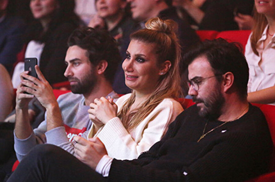 Kolunda kan grubu dövmesi
Koluna kan grubu olan 0 Rh (+)'i dövme olarak yaptıran şarkıcı, "Bunu genelde motorcular yaptırır. Başlarına kötü bir şey geldiğinde, kimlikleri yoksa hemen kolundan baksınlar diye. Ölüm korkusu herkeste var. Ne olur ne olmaz diye yaptırdım" şeklinde konuştu.