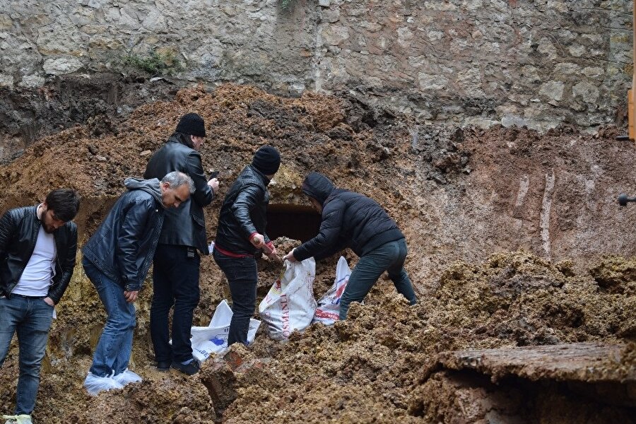 Kocaeli'de çıkanları gören iş makinesi operatörü telefona sarıldı