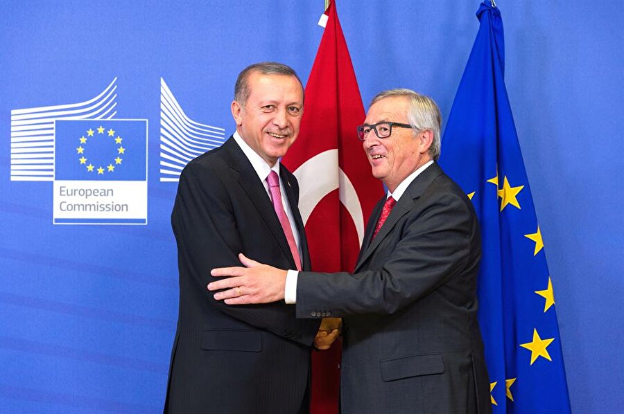 TEMEL AMAÇ İŞ BİRLİĞİNİ GÜÇLENDİRMEK 

                                    AB Komisyonu Başkanı Juncker, zirve sonunda yaptığı açıklamada, Varna'da dürüst ve açık bir tartışma yürütmek istediğini, bu çerçevede Türkiye ve AB arasında görüş farklılığı olan konuların da gündeme geleceğini ancak temel amacın iş birliğini güçlendirmek olduğunu vurguladı.
AB tarafı, tutuklu iki Yunan askeri ile FETÖ ve PKK gibi terör örgütleriyle iltisaklı gazetecileri de gündeme getirmeyi planlıyor. 
                                