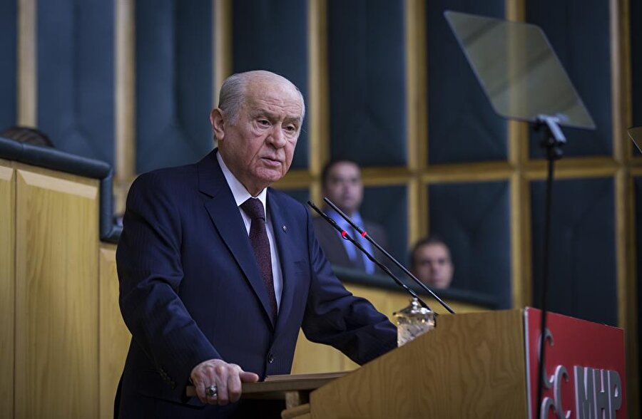 MHP lideri Bahçeli: Denizin dibi bugünkü boş konuşanların dedeleri ile dolup taşmaktadır
Milliyetçi Hareket Partisi Genel Başkanı Devlet Bahçeli, partisinin grup toplantısında konuştu. Bahçeli, "Çipras kaleyi boş zannetmiş olacak ki, bu zat Brüksel'deki AB zirvesi sonrası Türkiye'nin Ege'de sıcak temas yaratmak istediğini yüzü kızarmadan dile getirmiştir. Türkiye'ye aba altından sopa göstermeye cüret göstermiştir. Geçmişte nereye ve kimlerin göğsüne milli onurun kurşun sıktığını dünya alem bilmekte, denizin dibi bugünkü boş konuşanların dedeleri ile dolup taşmaktadır." dedi.