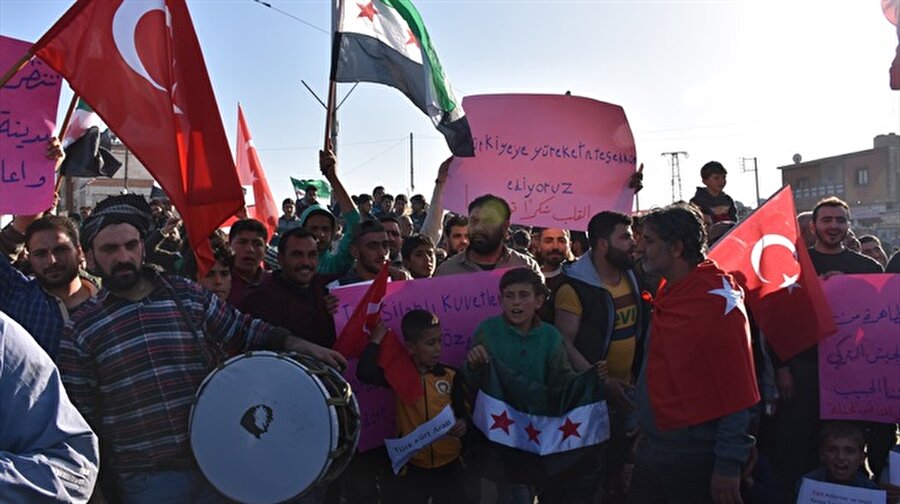 Tel Rıfatlılar Türkiye'den yardım istiyor
Azez'de faaliyetlerini sürdüren Tel Rıfat yerel meclisi başkanı Mahmut Allito, AA muhabirine yaptığı açıklamada, "PKK 2016'da bölgeyi ele geçirdi. 50'den fazla köy PKK'nın saldırıları sonucu işgal edildi. Yoğun saldırılar sonucu aileler, Türkiye sınırına göç etmek zorunda kaldı. Terör örgütü Tel Rıfat'ı ele geçirdi. Bölgeden yaklaşık 250 bin sivil göç etmek zorunda kaldı." dedi.