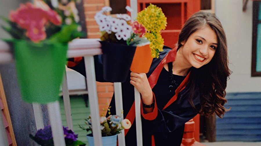 Aybüke öğretmenin kanı yerde kalmadı
Batman'da terör örgütü PKK'ya yönelik düzenlenen operasyonda etkisiz hale getirilen 3 teröristten İran uyruklu "Agit" kod adlı teröristin birçok saldırının faili olduğu belirlendi. Teröristin, Kozluk ilçesinde öğretmen Şenay Aybüke Yalçın ve Çukurca Jandarma Karakol Komutanı Jandarma Astsubay Üstçavuş Yakup Akdağ ile 4 asker ve bir sivilin şehit düştüğü saldırılardaki bomba düzeneklerini hazırladığı açıklandı.