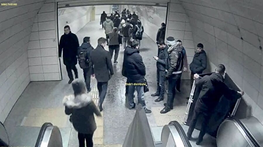 Metro istasyonundaki kazayla ilgili İBB'den açıklama
Maslak'ta bulunan Ayazağa Metro İstasyonu'nun yürüyen merdivenlerinde geçtiğimiz ay meydana gelen kazayla ilgili İstanbul Büyükşehir Belediyesi'nden açıklama geldi.İBB'den yapılan açıklamada, "27 Şubat tarihinde saat 17.01'de bakıma alınan yürüyen merdivenin üst giriş tarafındaki yolcu girişini engelleyici bariyer, kimliği tespit edilemeyen bir kişi tarafından kaldırılarak kenara alınmıştır. Ardından bazı yolcular kullanıma kapalı ve bakım halinde olan, çalışmayan merdiveni kullanmaya başlamış ve yine bu yolculardan bazıları, yürüyen merdivenin çalışmadığını ve çıkış kısmının kapalı olduğunu fark edip geri dönerek sabit merdiveni kullanmışlardır. Fakat bazı yolcular yürümeye devam etmiş ve merdivenin çıkışında bulunan bariyerin de yine kimliği henüz belirlenemeyen vatandaşlar tarafından kaldırılması sonucu merdiveni kullanmışlardır. Belirli bir sayıda vatandaşın merdivende birikmesi sonrası revizyondaki merdivenin üzerindeki yük arttığı için merdiveni sabit tutan bağlantı elemanları kopmuş ve merdiven basamakları kaymaya başlamıştır. Bu esnada bir yolcumuz kopan basamaklar arasındaki boşluğa düşmüştür." denildi.