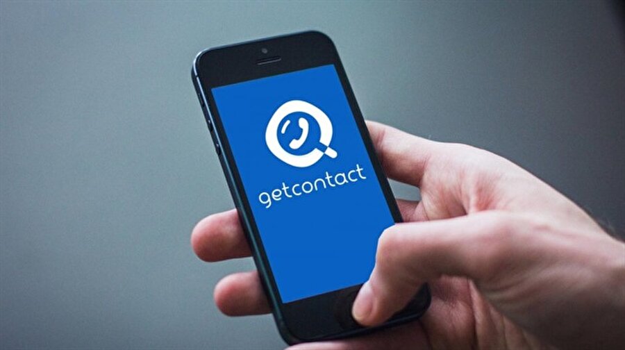 GetContact isimli rehber uygulaması neden tehlikeli?
Son birkaç haftadır hem Google Play hem de App Store üzerinde en fazla indirilen uygulamalardan biri GetContact. Kısa sürede popüler hale gelen bu uygulama, arkadaşlarınızın sizi hangi isimle rehberine kaydettiğini gösteriyor. Ancak bu tip uygulamaların büyük risk taşıdığını bilmekte yarar var. Zira rehbere erişim izni verilesi bilgilerin istenmeyen kişilerin eline geçmesinin önünü açıyor. Öncelikle bu sistemin nasıl çalıştığını öğrenmekte yarar var. Şöyle ki:
İlk etapta uygulamayı sisteme kurup bir hesap açılıyor. Daha sonrasında rehber erişimine izin verildiği anda kullanıcılar GetContact'ın ortak havuzuna dahil oluyor. Akabinde numarayla sorgulama yapıldığında bu uygulamayı indiren ve hesap açan kişilerin numaraları nasıl kaydettiği görülebiliyor. Sistem esasında basit bir çalışma mekanizmasına sahip. Ancak sorun da tam olarak bu noktada başlıyor. Çünkü ortakhavuza dahil olunduğunda otomatik olarak numaralar ve kişi bilgileri üçüncü parti bu uygulamanın kullanımına açılmış oluyor.