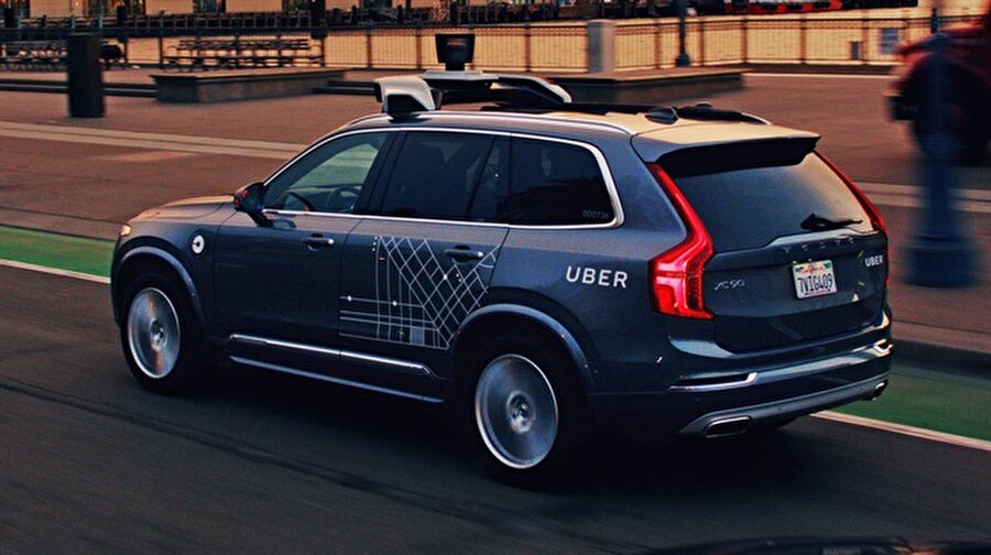 Uber'in ölümlü kazası Vali'yi sinirlendirdi: Sonlandırın!
ABD'nin Arizona eyaletinde testleri gerçekleştirilen Uber sürücüsüz aracının, bir kadına çarparak öldürmesi, şirketin büyük bir tepki almasına neden oldu.Geçtiğimiz hafta yaşanan ölümcül kaza sonrasında şirketten yapılan açıklamada ABD’nin Tempe, Pittsburgh, San Francisco kentlerinde ve Kanada’nın bazı kentlerinde sürücüsüz araç testlerinin askıya alındığı duyurulmuştu.Şimdi de Arizona eyalet valisi Doug Ducey, Uber CEO’su Dara Khosrowshahi’ye bir mektup göndererek sürücüsüz araçlarla ilgili denemelerinin sonlandırılmasını istedi. Vali’nin Uber CEO’suna yazdığı mektupta en dikkat çeken nokta ise''sürücüsüz aracın güvenlik standartlarının karşılanması noktasında büyük bir başarısızlığa uğradığını gösterdi'' cümlesi oldu.