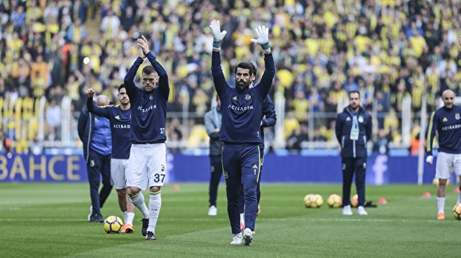 Volkan Demirel tarihe geçiyor!

                                    Fenerbahçe'nin Süper Lig'in 27. haftasında Kayserispor ile oynayacağı maç Volkan Demirel için ayrı bir öneme sahip.500. maç heyecanı Sarı-lacivertlilerde 16. sezonunu geçiren 36 yaşındaki file bekçisi, kariyerinde önemli bir kilometre taşını daha geride bırakacak. Fenerbahçe'ye 2002 yılında Kartalspor'dan transfer olan Volkan, 2 Nisan Pazartesi günü Spor Toto Süper Lig'de deplasmanda Kayserispor karşısında forma giymesi durumunda sarı-lacivertli formayla 5. kez "dalya" diyecek.
                                