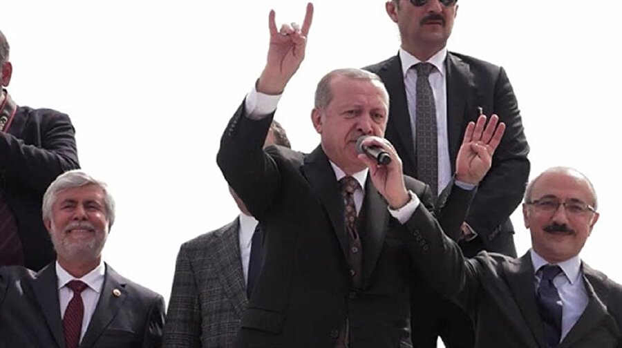 ​Cumhurbaşkanı Recep Tayyip Erdoğan'ın Mersin'de yaptığı Bozkurt işareti 