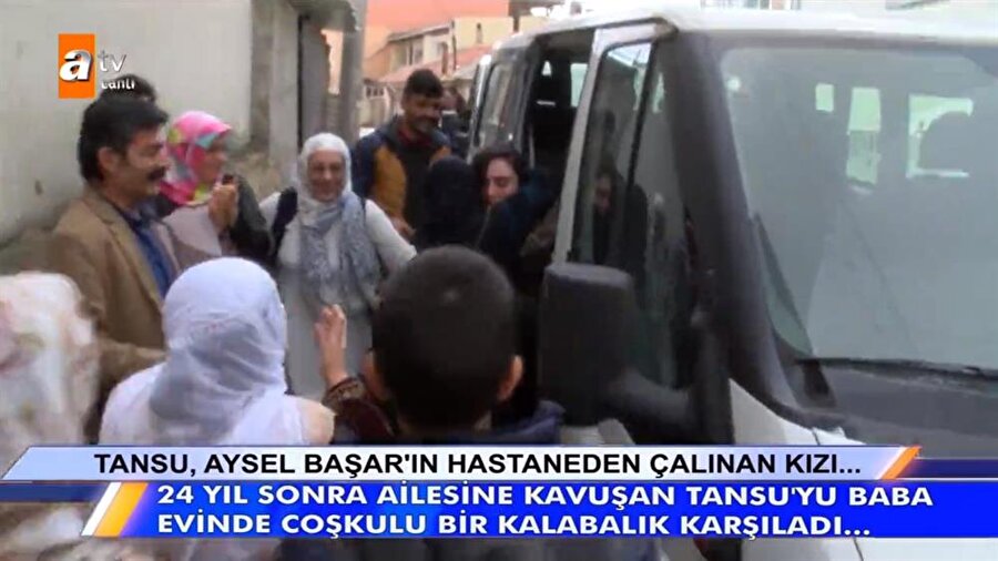 Davul ve zurnalar ile karşılandı
Ailesi ve akrabaları tarafından davul ve zurnalar ile karşılanan Tansu, burada 3 abisi bir erkek kardeşi ve sağır ve dilsiz olan babasıyla tanıştı. Tüm akrabaları hastahanede kaçırılan Tansu'yu bebek görmesini şimdi yapıyoruz sözleriyle karşıladı.