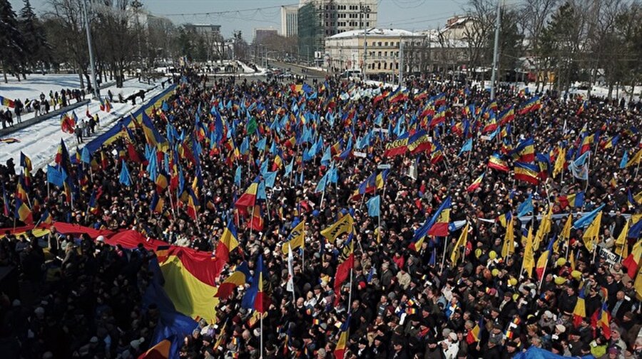 Avrupa'da iki ülke birleşme yolunda
Romanya Parlamentosu, tarihte "Besarabya" olarak anılan bugünkü Moldova topraklarının Romanya ile birleşmesinin 100. yıldönümü için gerçekleştirilen ortak bir anma toplantısında Moldova ile bütünleşme niyet deklarasyonu yayımladı. Romanya'da açıklanan söz konusu deklarasyon Romanya halkının Moldova ile birleşme arzusunu dile getiriyor ve olası bir birleşmenin Moldova halkının kararıyla gerçekleşebileceğini, Romanya halkının buna artık hazır olduğunu vurguluyor.