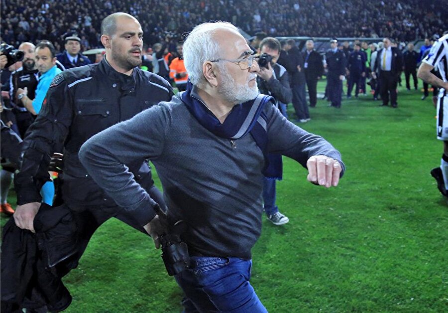 Sahaya silahla giren başkana 3 yıl men
Yunan ekibi PAOK'un başkanı Ivan Savvidis'e 3 yıl men ve 100 bin avro para cezası verildi. Hükmen yenik ilan edilen PAOK'un bu sezon 3, gelecek sezon ise 2 puanı silinecek. Yunanistan'ın PAOK Kulübü'nün Başkanı Ivan Savvidis, futboldan 3 yıl men cezası aldı.
Yunanistan Süper Lig Üst Disiplin Kurulu, ligin 25'inci haftasında Selanik ekibi PAOK'un Tumba Stadı'nda AEK ile oynanan olaylı maça ilişkin cezaları açıkladı.
Kurul kararıyla, PAOK'un başkanı Ivan Savvidis'e 3 yıl futboldan men ve 100 bin avro para cezası verildiği bildirildi.