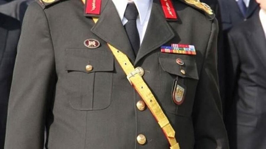 Namaz kılan erleri silahla tehdit etti