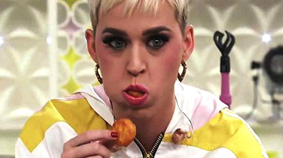Şarkıcının imdadına program sunucuları yetişirken Katy'nin yediği parçaları neredeyse hiç çiğnenmemiş bir şekilde çıkarması dikkat çekti.