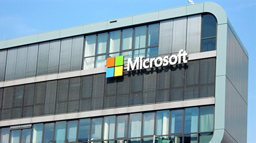 İki yeni departman kuracağını duyuran Microsoft yeniden yapılanıyor

                                    Dünyanın en büyük teknoloji şirketlerinden Microsoft, inovasyon ve müşteri ihtiyaçlarına daha iyi çözüm üretebilmek amacıyla yeniden yapılanarak iki yeni departman kuracağını duyurdu.Bu departmanın Windows işletim sistemi, Office programları ve üçüncü şahıs uygulamalarına odaklanacağına işaret eden Nadella, Ürünler Grubu Başkan Yardımcısı Rajesh Jha'nın bu takımın başında olacağını kaydetti.
                                