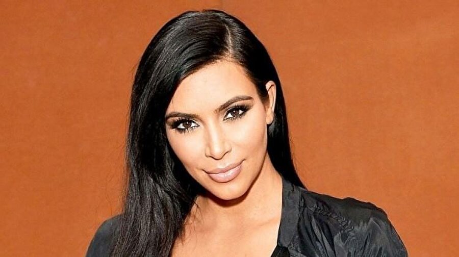 Kim Kardashian'a benzemek için dört kaburgasını çıkartan, kalçasına yaklaşık dört kilo yağ enjekte ettiren, 2 kez burun ameliyatı olan, yüzünü gerdiren ve daha birçok işlem yaptıran Jennifer; yaşadığı hiçbir şeyden pişmanlık yaşamadığını da dile getiriyor. 