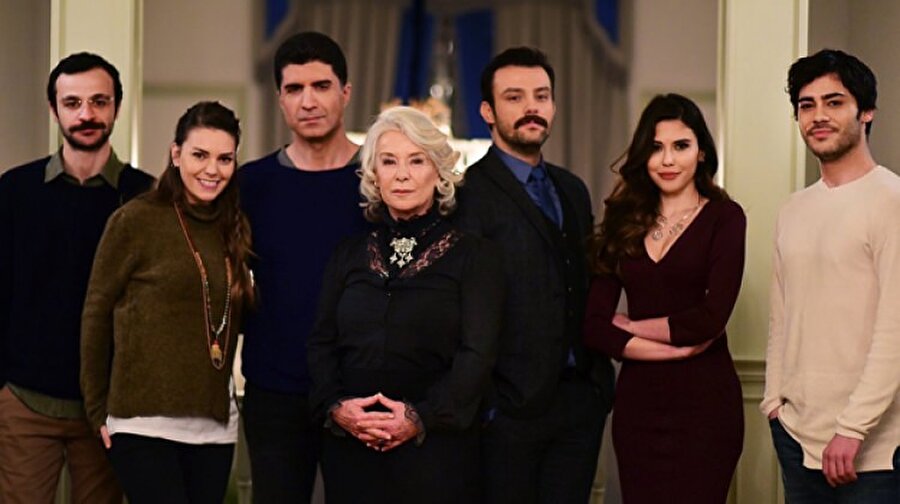 İstenileni yakalayamadı!

                                    Reytinglerde bir türlü bekleneni yakalayamayan ve kendisiyle aynı gün yayınlanan dizilerin gerisinde kalan İstanbullu Gelin, final yapma kararı aldı.
                                