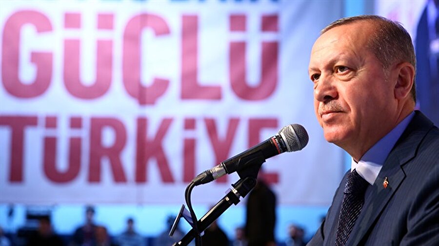 Cumhurbaşkanı Erdoğan: Kimin talimatı ile bu adımı attın?
Cumhurbaşkanı Erdoğan, AK Parti Pendik İlçe Kongresi'nde konuştu. 6 FETÖ mensubunun Kosova'da yakalanarak Türkiye'ye getirilmesinin ardından Kosova Başbakanı'nın İçişleri Bakanı ve İstihbarat Şefi'ni görevden almasına tepki gösteren Erdoğan: "Ben soruyorum, ey Kosova'nın Başbakanı, kimin talimatı ile bu adımı attın? Ne zamandan beri darbe yapmaya gayret edenleri korumaya başladın." dedi.