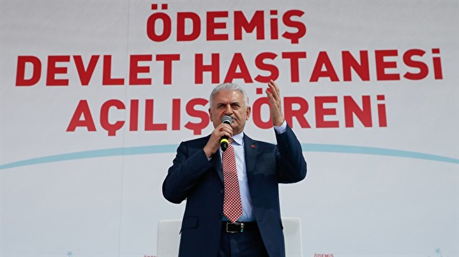 Başbakan Yıldırım: Sana arabuluculuk yetkisini kim verdi?
Fransa'nın 'Arabuluculuk' önerisine sert tepki gösteren Başbakan Yıldırım, "İşte Fransa Cumhurbaşkanı Macron neymiş efendim Fransa'yla terör örgütleriyle Türkiye'nin arasını bulacakmış. Sana bu yetkiyi bu görevi kim verdi? Türkiye teröristlerle müzakere etmez, onlarla kucaklaşamaz. Onların kökünü kazır. Tıpkı Afrin'de tıpkı Zeytin Dalı'nda olduğu gibi." açıklamasında bulundu.