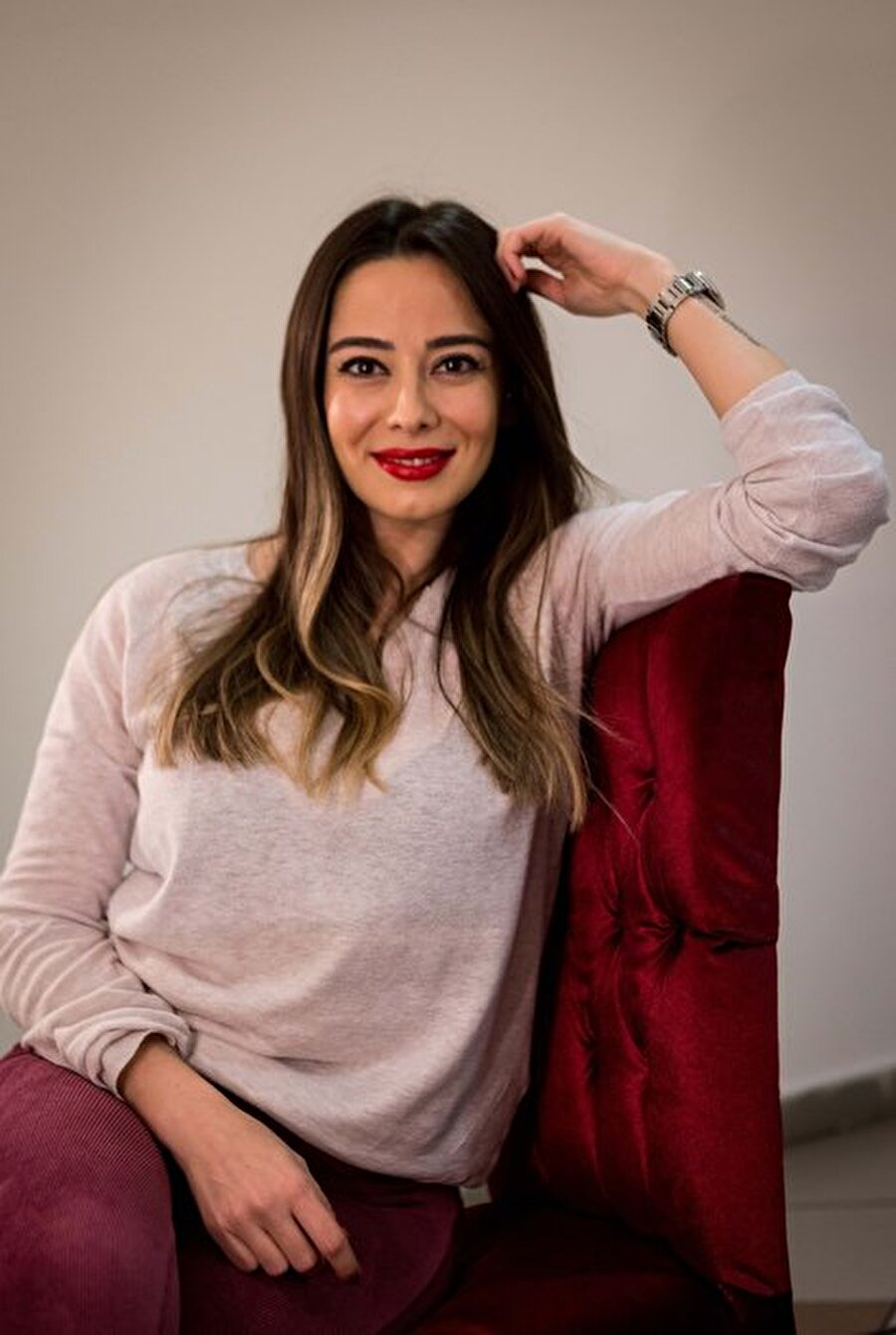 Merve Sevi hakkında
24 Temmuz 1987 tarihinde doğdu. Nişantaşı Nuri Akın Lisesi 2003-2004 dönemi mezunu olan Merve Sevi, Laz asıllı olup Arvahi'lidir. Merve Sevi, Yeditepe Üniversitesi Tiyatro bölümünde okudu. Kariyerine çeşitli reklam filmlerinde de rol alarak başlayan Merve Sevi, daha sonra da Omuz Omuza ve Hayat Bilgisi dizilerinde yer aldı. Merve Sevi, şöhreti Barış Akarsu ile başrol oynadığı Yalancı Yarim dizisinde kazandı.