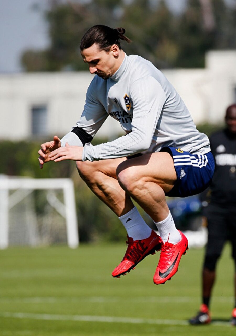 ABD'ye uçan İbrahimovic'in ayağı topa değdi