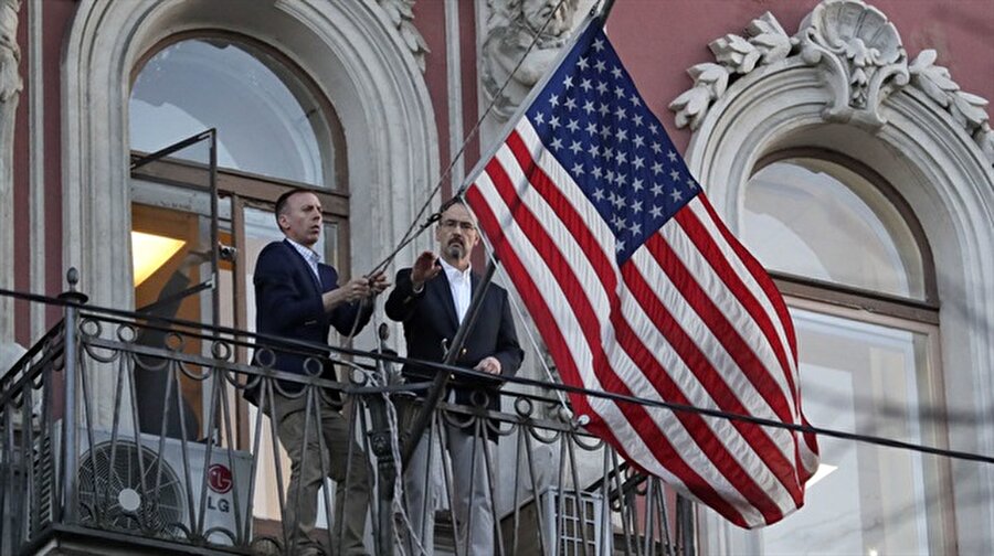 Ve beklenen oldu: ABD bayrağı indirildi!
Rusya'nın kapatma kararının ardından, dün akşam ABD'nin St. Petersburg Başkonsolosluğu'ndaki bayrak indirildi. ABD'nin kapanan St. Petersburg Başkonsolosluğu'nu da en geç bugün boşaltması gerekiyor.