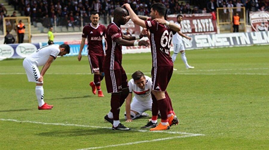 Elazığspor'dan 8 yiyen Manisaspor küme düştü
Deplasmanda Elazığspor'a 8-1 mağlup olan Manisaspor küme düştü. 29 haftada yalnızca 15 puan toplayan Manisaspor, Gaziantep'in ardından Spor Toto 1. Lig'e veda eden ikinci ekip oldu.