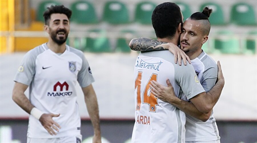 Başakşehir şampiyonluk aşkına!
Spor Toto Süper Lig 27. hafta mücadelesinde Akhisarspor ile Başakşehir karşı karşıya geldi. Başakşehir kritik deplasmanda 1-0 geriye düşmesine rağmen rakibini 2-1 mağlup etti ve şampiyonluk yarışından kopmadı.