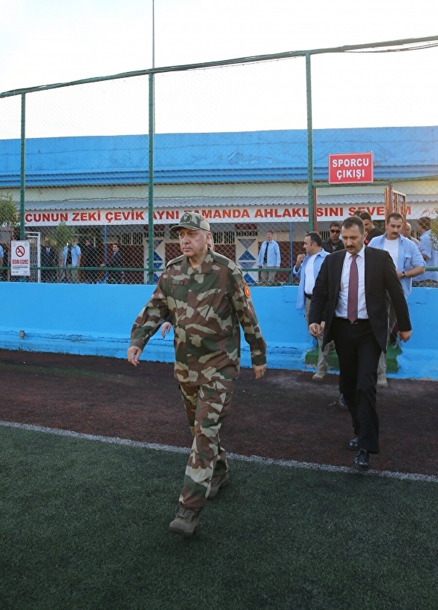 Askerler, ünlü sanatçı ve sporcularla bir araya gelen Erdoğan, Zeytin Dalı Harekatı kapsamında Afrin'de 3 bin 852 teröristin etkisiz hale getirildiğini açıkladı.