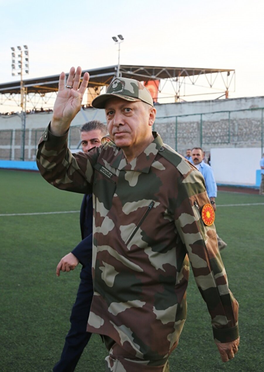 Erdoğan, ünlü isimlere hitaben de, “Belli kesimler tarafından yapılan onca itibar suikastine, haydutluğa rağmen sanatçı ve sporcularımızın buradaki varlığı dahi bu kenetlenmenin işaretlerinden biridir. Buradaki dik duruşunuzla, bu milletin bağrından çıkan gerçek sanatçılar ve sporcular olduğunuzu gösterdiniz. İnşallah buradaki bu güzel manzara dalga dalga tüm ülkemize yayılacaktır” diye konuştu.