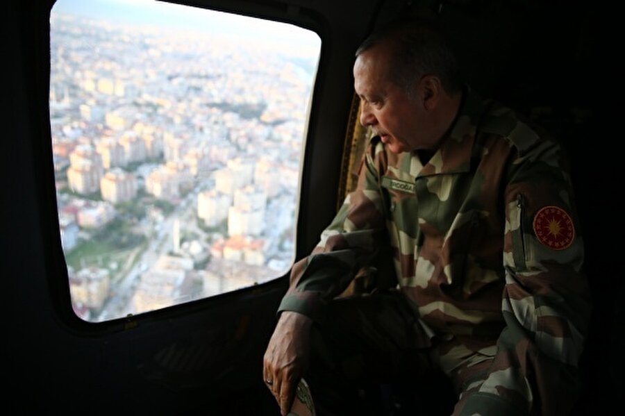 Cumhurbaşkanı Recep Tayyip Erdoğan da askeri kamuflaj giyerek sınır karakoluna geldi. Askerler, sanatçı ve sporculara hitap eden Erdoğan, 2 ay gibi bir sürede Afrin`in terörden arındırılmasının başarılı olduğunu kaydederek, emeği geçen askerleri ve ÖSO mensuplarını tebrik etti.