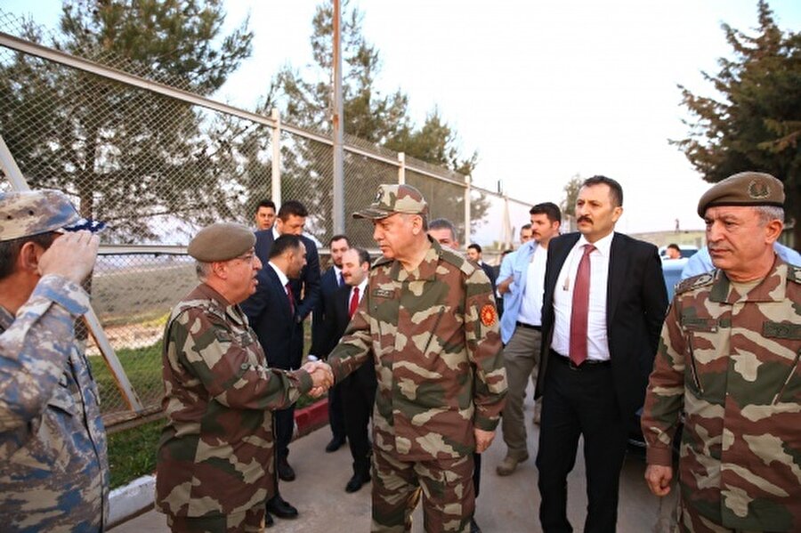 Türkiye’nin her alanda geliştiğine dikkat çeken Erdoğan, darbeler, iş karışıklıklar ve vesayetin geride kaldığını söyledi. Türkiye’nin artık başkalarından yardım beklemektense kendi emeğiyle geleceğini inşa ettiğini kaydeden Cumhurbaşkanı Erdoğan, terör, FETÖ ihaneti ve krizlerin işe yaramadığını, Türkiye’nin artık kendi silahlarını, insansız hava araçlarını ürettiğini bildirdi. Erdoğan, “Bugün artık Corçla falan işimiz yok, Ahmet Mehmet hep birlikte bu işi yürütüyorlar” dedi.