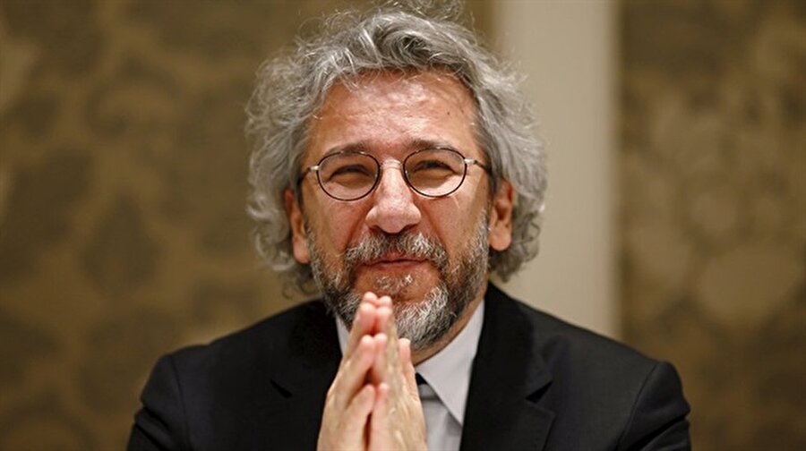 Can Dündar'a kırmızı bülten şoku

                                    İstanbul 14. Ağır Ceza Mahkemesi, MİT tırlarının durdurulmasına ilişkin gizli kalması gereken bilgi ve fotoğraflara gazetede yer verdiği gerekçesiyle çarptırıldığı 5 yıl 10 ay hapis cezası Yargıtay'ca bozulan eski Cumhuriyet Gazetesi Genel Yayın Yönetmeni Can Dündar hakkında gıyabi tutuklama ve kırmızı bülten çıkarılmasına, iade işlemlerinin yapılmasına karar verdi.
                                