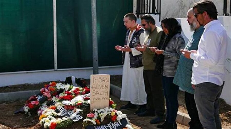 Kıbrıs şehidine 44 yıl sonra cenaze töreni düzenlendi

                                    Kuzey Kıbrıs Türk Cumhuriyeti'nde (KKTC), Kıbrıslı Rumlar tarafından 1974’te katledilen kayıp şehit İhsan Güven Salih için 44 yıl sonra cenaze töreni yapıldı.
Şehit Salih cenazesi, Küçük Kaymaklı Camisi’nde kılınan cenaze namazının ardından Lefkoşa'daki Tekke Bahçesi Şehitliği'nde düzenlenen askeri törenle defnedildi.
                                