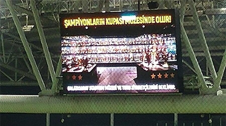 Galatasaray’dan skorboard açıklaması
Galatasaray’ın Trabzonspor’u 2-1 mağlup ettiği mücadelenin ardından skorboardta yazan “Şampiyonların kupası müzesinde olur” ifadeleriyle ilgili sarı-kırmızılı kulüpten açıklama geldi.İşte Galatasaray’ın resmi internet sitesinden yapılan o açıklama:Trabzonspor müsabakası sonrası kupalarla ilgili yanlış anlaşılmalara neden olan skorboard tanıtım görseli ile ilgili yapılan inceleme ve alınan savunmalar sonucunda; Tanıtımın rakip takım ya da camiaları küçük düşürme hedefi olmadan stadımızdaki ilk maçta yayınlanmak üzere öngörülmüş bir çalışma olduğu tespit edilmiştir.
Ancak bu yayını hazırlayan ilgililer, daha dikkatli olmaları konusunda uyarılmışlardır.
Türk sporunda centilmenliği öne alan,"Rakibe Saygı-Kendine Saygı" prensibiyle hareket eden Galatasaray Camiası kendine ve rakip takımlara karşı her zaman saygılıdır.
En büyük ve en değerli varlığımız taraftarımız, teknik, idari, profesyonel kadrolarımız ile bütünlük ve beraberlik içinde, hak ettiğimiz şampiyonluk yürüyüşlerimiz ilelebet devam edecektir.