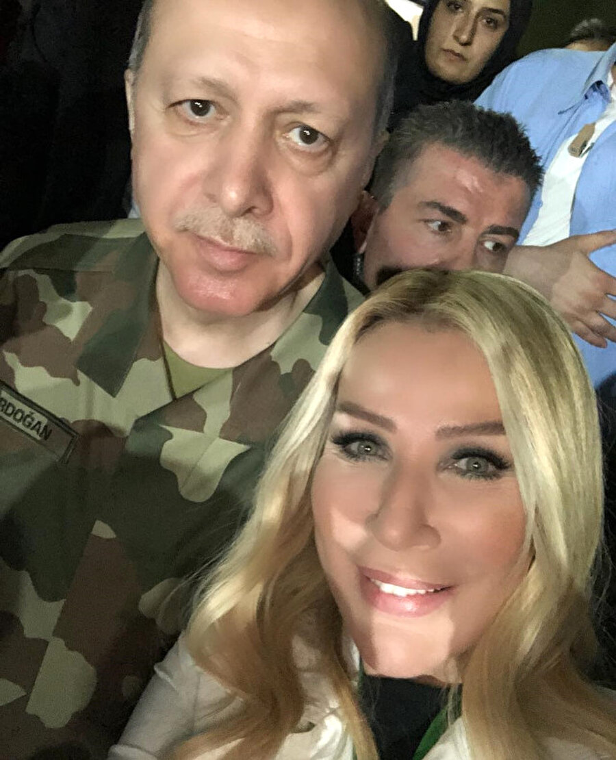 Selfie çekildi!
Ziyaret sırasında Cumhurbaşkanı Erdoğan ve Genelkurmay Başkanı Orgeneral Hulusi Akar'ın yanından bir an olsun ayrılmayan Seda Sayan, Erdoğan ve Akar'la selfie çekildi. 