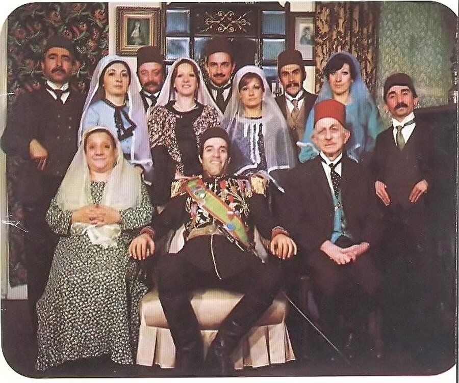 Hababam Sınıfının Akil Hocası Akil Öztuna, bu filmde de Akil adıyla karşımıza çıkıyordu. Bilmeyenleriniz için söyleyelim sanatçı film çekimleri sırasında deveden düşmüş, geçirdiği iç travma sebebiyle de vefat etmiştir.

                                    
                                    
                                    
                                
                                
                                