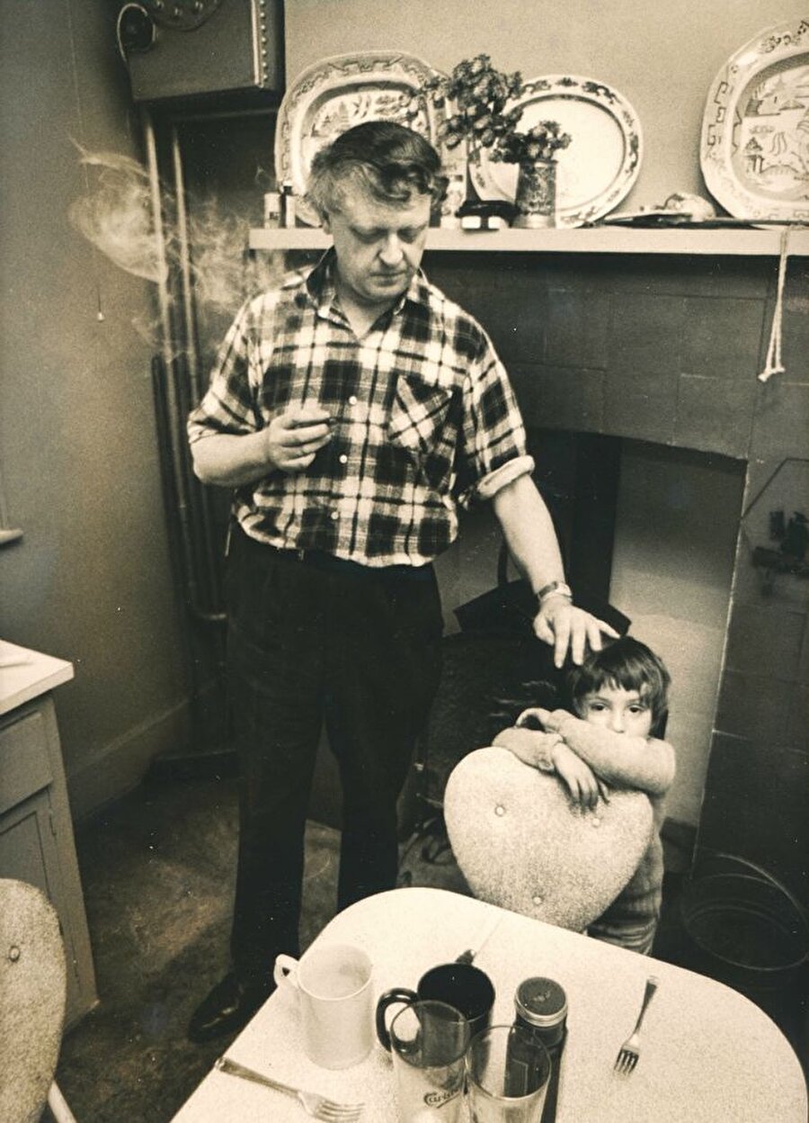  Anthony Burgess kimdir?

                                    
                                    Otomatik Portakal isimli romanıyla tanınan Anthony Burgess 25 Şubat 1917 tarihinde Harpurhey, Manchester, İngiltere‘de doğdu. Annesi Elizabeth Burgess, babası Joseph Wilson’dur. Tam adı John Burgess Wilson  olan talihsiz adam, henüz 1 yaşındayken annesini kaybettiğinden teyzesinin yanında büyüdü. 1937 ve 1940 yılları arasında Manchester Üniversitesi‘nde İngiliz Edebiyatı ve sesbilim öğrenimi gördü.


Otuz yaşlarına kadar en büyük arzusu bestecess bir senfoni dahil, çok sayıda müzik eseri besteledi. 
                                
                                
