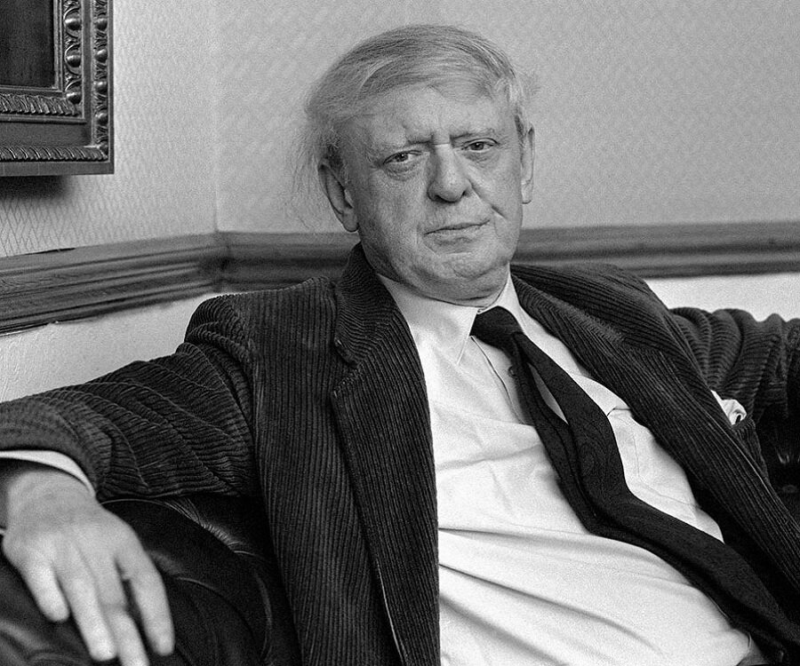 Hikayesi bir tümörle başladı...

                                    
                                    41 yaşında İngiltere’ye döndüğünde beyninde bir tümör olduğunu ve bir yıl içinde öleceğini öğrendi. Anthony Burgess’e 1959 yılında 42 yaşında iken ameliyat edilemez bir beyin tümörü tanısı kondu ve bir yıldan az ömür biçildi. İlk karısı Llewela Jones’in geçimini sağlamaya kararlı olan Burgess 12 ay içinde beş – altı roman yazdıktan sonra teşhisin yanlış olduğu anlaşıldı. Artık tanınan bir yazar olmuştu. 50’den fazla roman ve kitap yazdı.
                                
                                