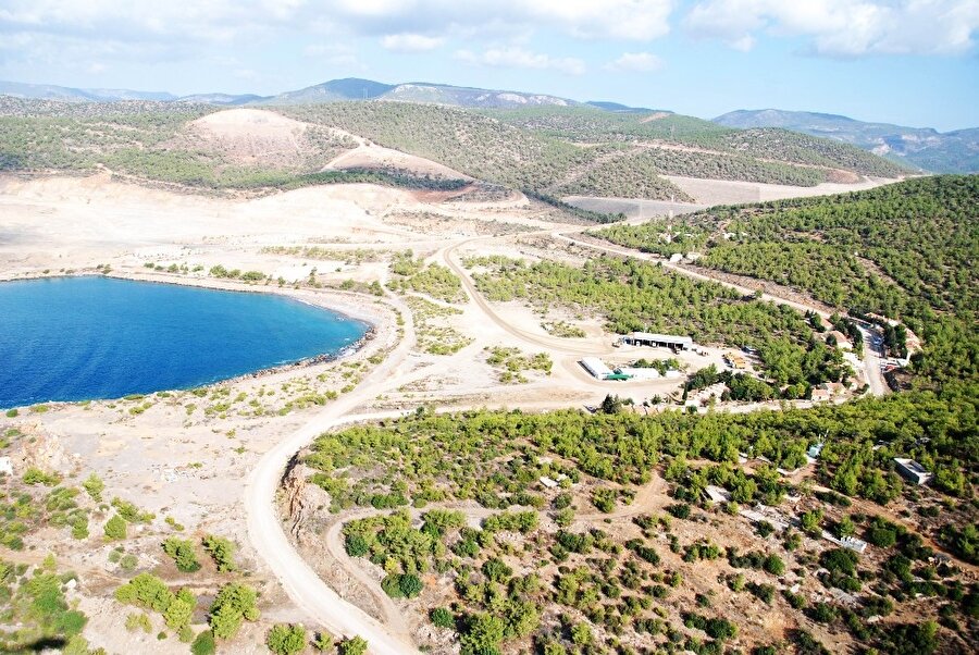 Akkuyu Nükleer Santralin Yeri İçin Neden Mersin?

                                    
                                    
                                    
                                    
                                    
                                    Akkuyu Nükleer Santrali, Akdeniz'e de kıyısı olan Türkiye'nin güney şehirlerinden Mersin'in Gülnar ilçesine bağlı Büyükeceli Mahallesi, Akkuyu Mevkii'nde yer almaktadır.Akkuyu için Mersin'in Mersin'in Gülnar ilçesinin seçilmesinin en önemli nedeni sismik açıdan en güvenli yer olması ve depreme dayanıklı olması gösteriliyor. Nitekim Akkuyu NGS Elektrik Üretim AŞ Genel Müdür Yardımcısı Rauf Kasumov, ''Akkuyu Nükleer Enerji Santrali Bilgilendirme Toplantısı''nda yaptığı konuşmada ''Modern, son teknoloji ürünü olan santral çok şiddetli bir depreme dayanıklı olarak yapılacak. Çok yüksek binalar da yapılıyor depreme dayanıklı olarak. Son teknolojiler bu sorunu ortadan kaldırıyor. Buna rağmen biz, bölgenin olabilirliği en yüksek deprem şiddetini hesaplayabilmek için de sismik çalışmaları yapıyoruz. Verileri topluyoruz. 20 milyar doları yerin altına indirmek istemiyoruz.'' demişti.
                                
                                
                                
                                
                                
                                