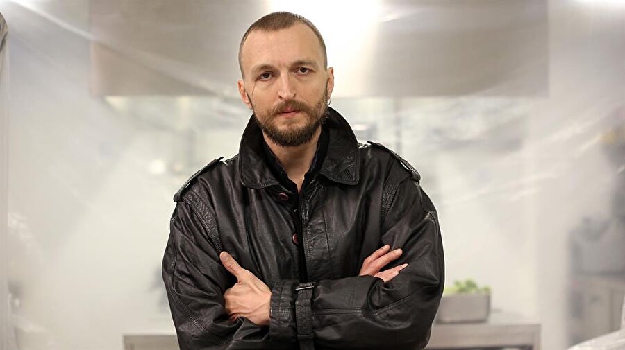 Elvis rolüyle izlediğimiz Saygın Soysal, diziye veda eden isim oldu. Aynı dizide Baykal rolünde izlediğimiz Burak Sergen'de önümüzdeki bölümlerde diziye veda eden bir diğer isim olacak.