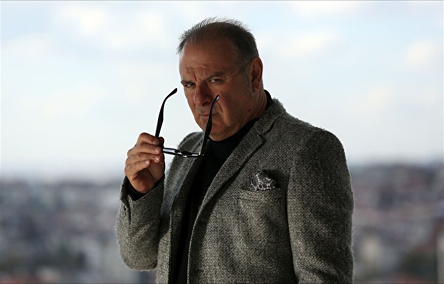 Son bölümde neler yaşandı?
Asıl mücadelenin yeni başladığı Çukur’da Yamaç ve İdris’i dişli bir düşman bekledi. Vartolu’nun, Koçovalılarla birlikte Baykal’a oynadığı oyunun beklenmedik ve ağır bir bedeli oldu. Baykal’ı kurtarmak için Koçovalıların karşısına geçen Elvis, yeni bir fırtınaya sebep oldu. Aliço Hale’nin intikamı peşinde koşarken geçmişi ile yüzleşir, Nazım ise kırılan gururunu onarmak için kurduğu planı emin adımlarla ilerletir.