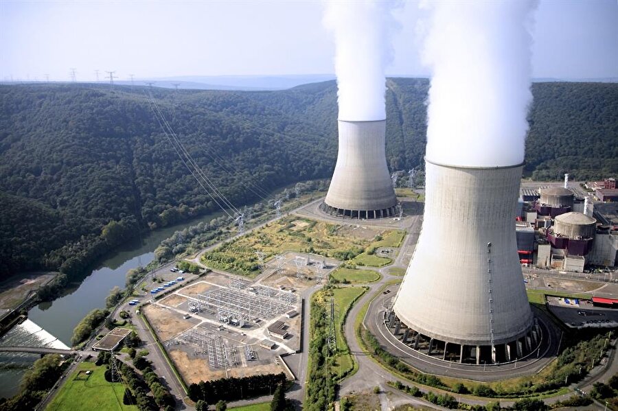 Hangi Ülkede Kaç Tane Nükleer Santral Var?

                                    
                                    
                                    
                                    
                                    Enterkonnekte sistemlerde baz yükün karşılanması için en tercih edilir elektrik üretim yöntemlerinden biri olan nükleer güç ile 30 ülkede elektrik üretimi yapılmaktadır.
Dünyada nükleer enerji santrali kurulu güç verilerine bakıldığında ABD 100 bin MW'ye yaklaşan aktif santral gücü ile lider konumda iken, ABD'yi Fransa, Japonya, Çin ve Rusya takip etmektedir.
Kişi başına düşen nükleer santral kurulu gücünde ise her vatandaşına 941 watt düşen Fransa lider, 857 watt düşen İsveç ise ikinci sıradadır.
Türkiye'de yapımına başlanan Akkuyu Nükleer Santrali'nin kapasitesi 4800 MW olacaktır. Diğer taraftan Akkuyu'dan sonra devreye alınması planlanan Sinop ve İğneada NGS'leri ile 3 santralin toplam kurulu gücü 13.680 MW'dir.
Ülkelere göre nükleer enerji kullanımı listesini aşağıdaki tablolardan inceleyebilirsiniz.
                                
                                
                                
                                
                                