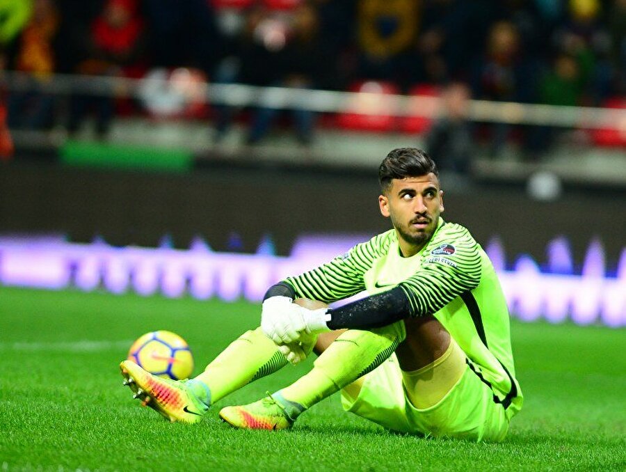 Fenerbahçe karşısında 5 gol yiyen genç kaleci maç sonunda üzgün bir şekilde soyunma odasının yolunu tutmuşken sarı kırmızılı taraftarlar Vedat'ı tribüne çağırdı. Taraftarın bu çağrısına kayıtsız kalmayan genç kaleci Vedat tribüne çıktı. Kayserispor taraftarı genç kaleciyi sarılarak teselli etti.
