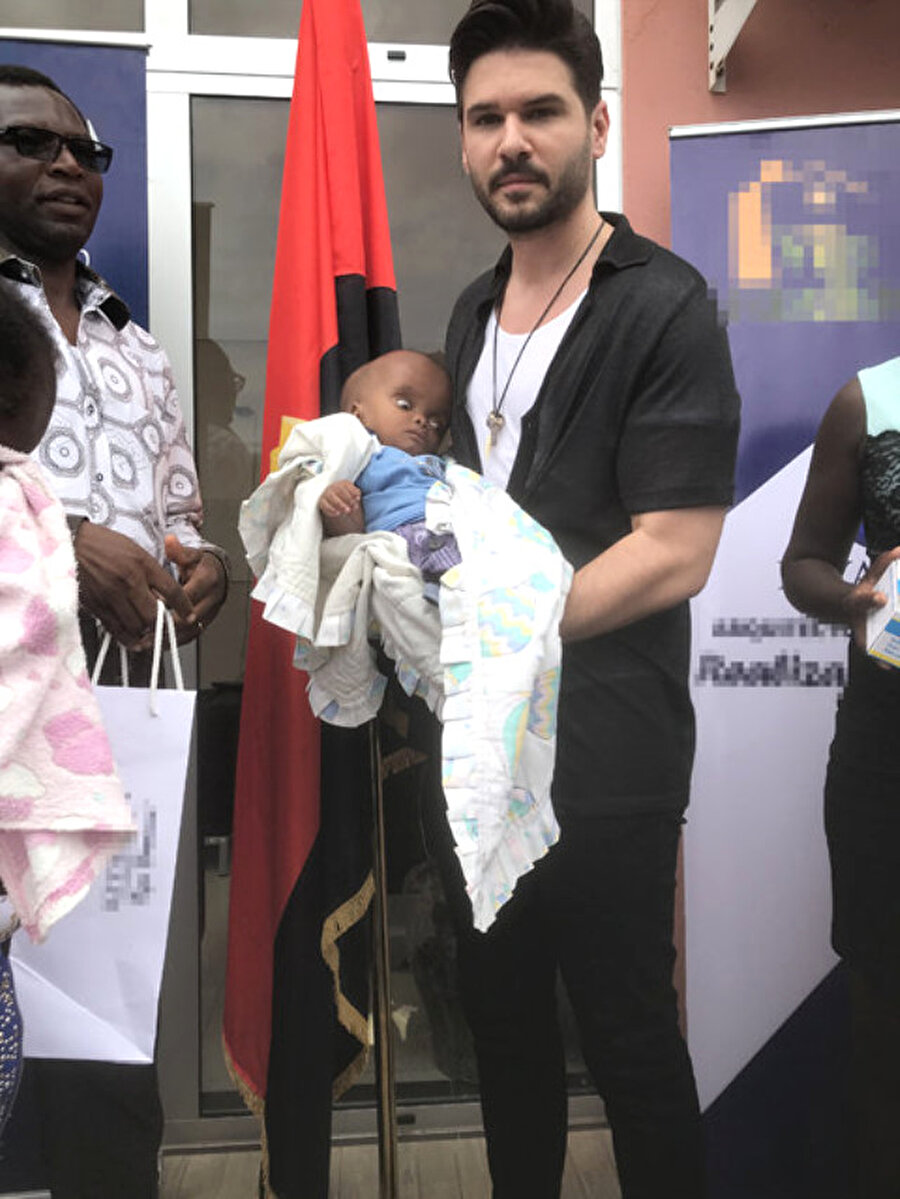 Oyuncu hayranlarıyla fotoğraf çektirdi.