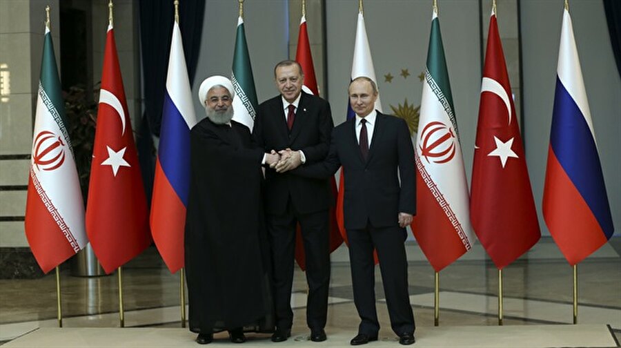 Türkiye-Rusya-İran Üçlü Zirvesi sona erdi
Türkiye-Rusya-İran Üçlü Zirvesi tamamlandı. Üç lider, Erdoğan, Putin ve Ruhani ortak açıklamalarda bulundu. Cumhurbaşkanı Erdoğan, "DEAŞ ile PYD/YPG'nin aynı amaca hizmet ettiğini kabul etmeyen hiçbir anlayışın Suriye'de kalıcı barışa hizmet etmesi mümkün değildir. PYD YPG’nin kontrolündeki tüm bölgeleri güvenliği hale getirene kadar durmayacağımızı bir kez de burada tekrarlamakta fayda görüyorum" dedi. İran Cumhurbaşkanı Ruhani, "Suriye’nin toprak bütünlüğü, milli egemenliğinin ve bağımsızlığının en önemli amaçlar olarak herkes tarafından dikkate alınması gerektiğini vurguluyoruz" açıklamasında bulundu. Rusya Devlet Başkanı Putin, "Bizim kesin kararlılığımız şu doğrultudadır. Suriye’nin toprak bütünlüğü ve bağımsızlığını sağlamaktan yanadır" diye konuştu.