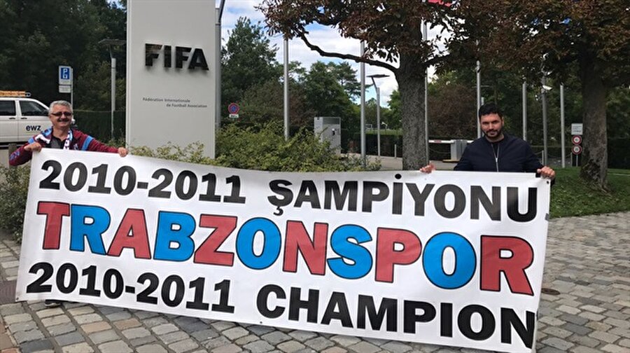 Trabzonspor'dan FIFA önünde çadırlı şike eylemi
Trabzonsporlu taraftarlar İsviçre'nin Zurih kentinde bulunan FIFA'nın genel merkezinin önünde bir eylem yaptı.